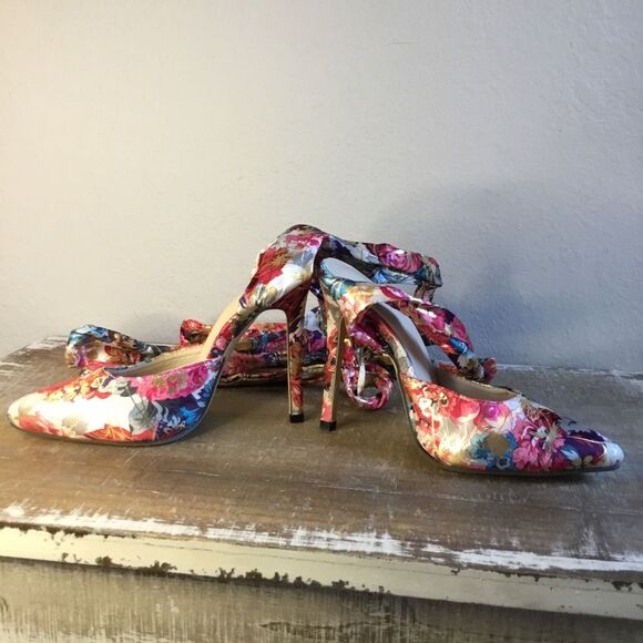 Beautiful satin gold tone and flower pattern stiletto shoes size 37 tie ankle - Picture 5 of 9